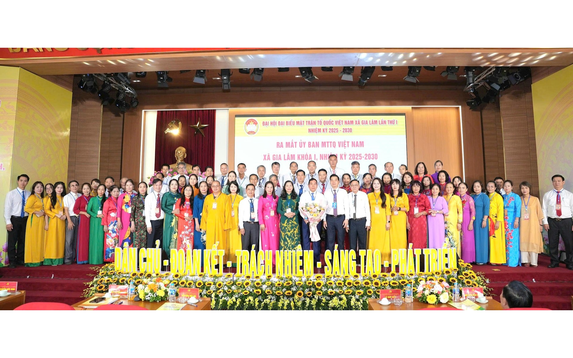 Các đại biểu tặng hoa chúc mừng các Ủy viên Ủy ban MTTQ Việt Nam xã Gia Lâm, nhiệm kỳ 2025-2030