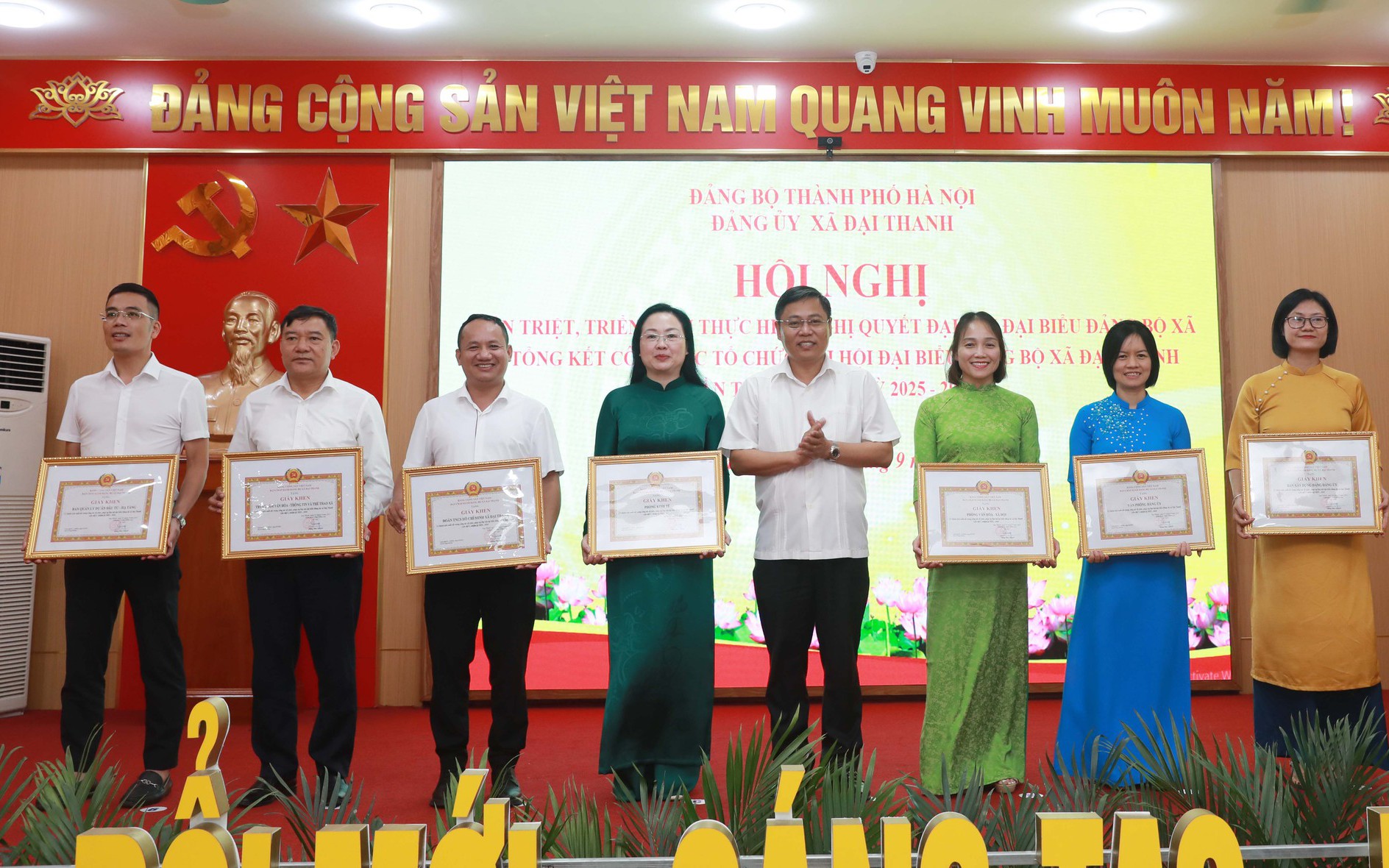 Bí thư Đảng ủy, Chủ tịch HĐND xã Đại Thanh Đặng Đức Quỳnh trao khen thưởng các tập thể có thành tích trong công tác tổ chức Đại hội