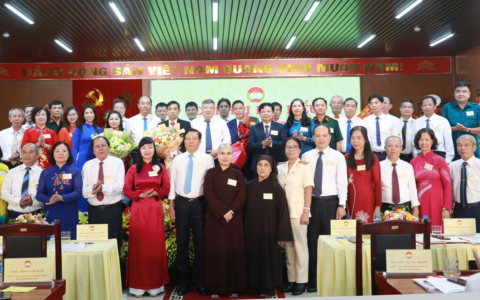 Lãnh đạo Mặt trận Thành phố và phường Định Công tặng hoa chúc mừng các Ủy viên Ủy ban MTTQ Việt Nam phường Định Công