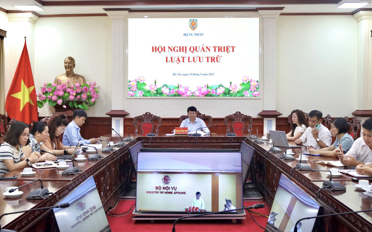 Thứ Trưởng Bộ Tư pháp Nguyễn Thanh Tịnh cùng các đại biểu tham dự Hội nghị tại điểm cầu Bộ Tư pháp