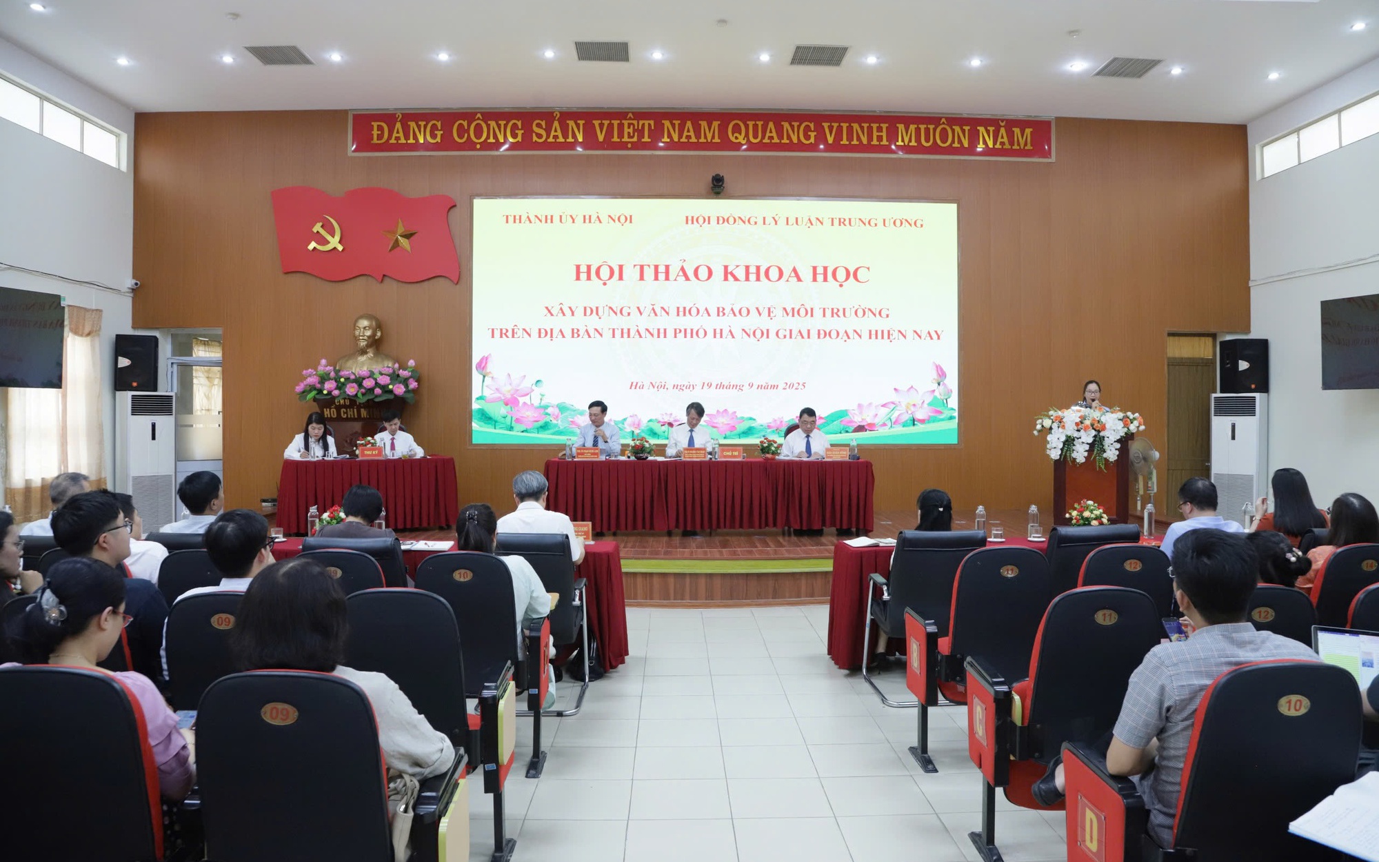 Các đại biểu dự Hội thảo khoa học “Xây dựng văn hóa bảo vệ môi trường trên địa bàn thành phố Hà Nội giai đoạn hiện nay” 