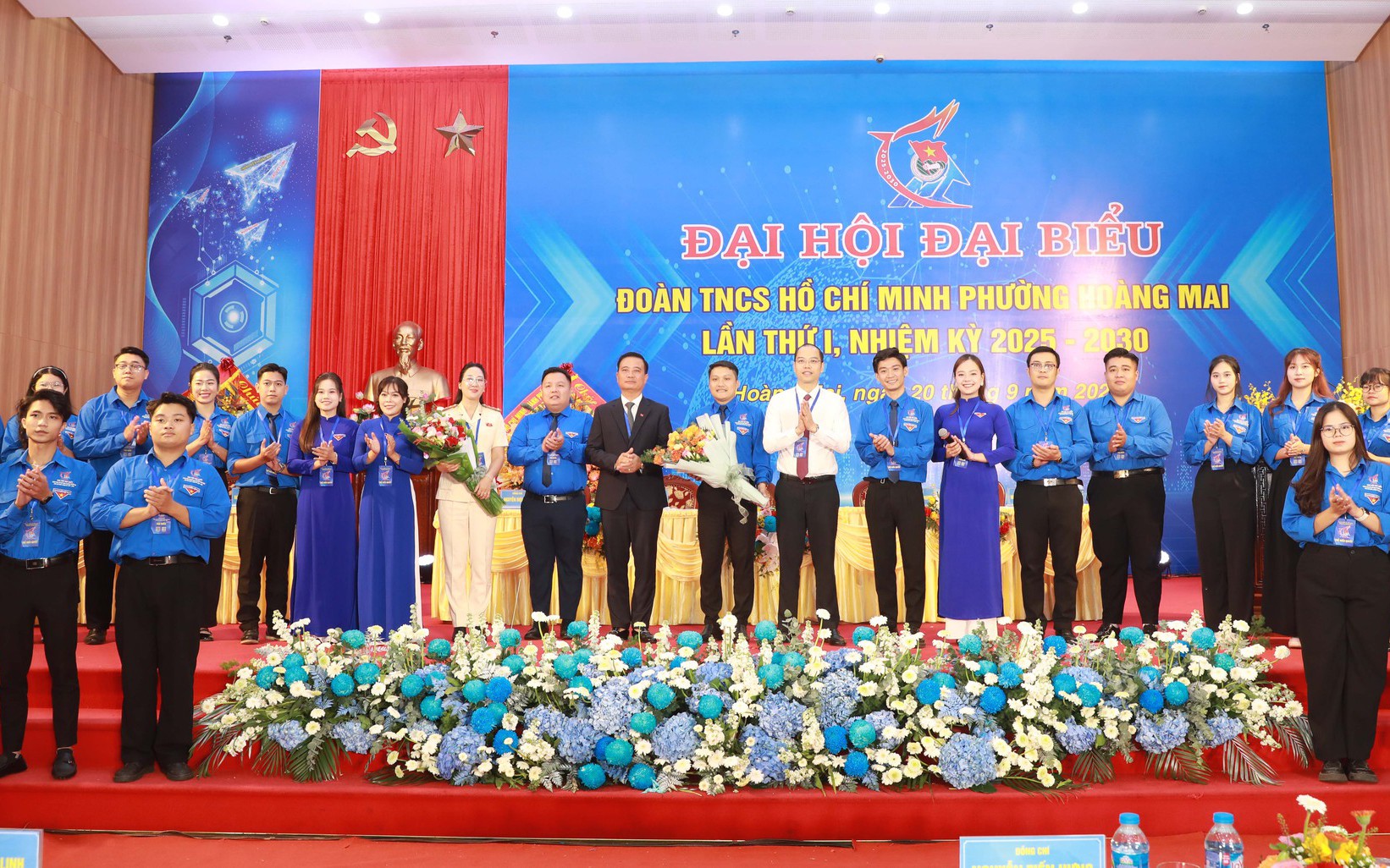 Lãnh đạo Thành đoàn Hà Nội và phường Hoàng Mai tặng hoa chúc mừng 