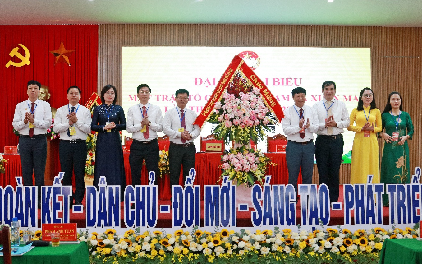 Lãnh đạo Ủy ban MTTQ Việt Nam thành phố Hà Nội tặng hoa chúc mừng Đại hội