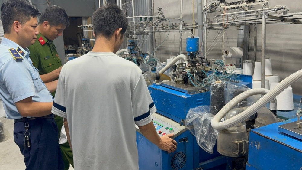 Phát hiện cơ sở sản xuất lượng lớn tất giả mạo nhãn hiệu- Ảnh 1.