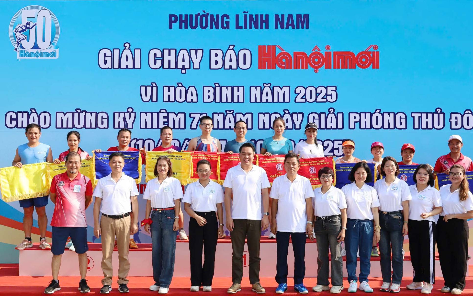Lãnh đạo phường Lĩnh Nam chụp ảnh lưu niệm với các tập thể, cá nhân đạt giải