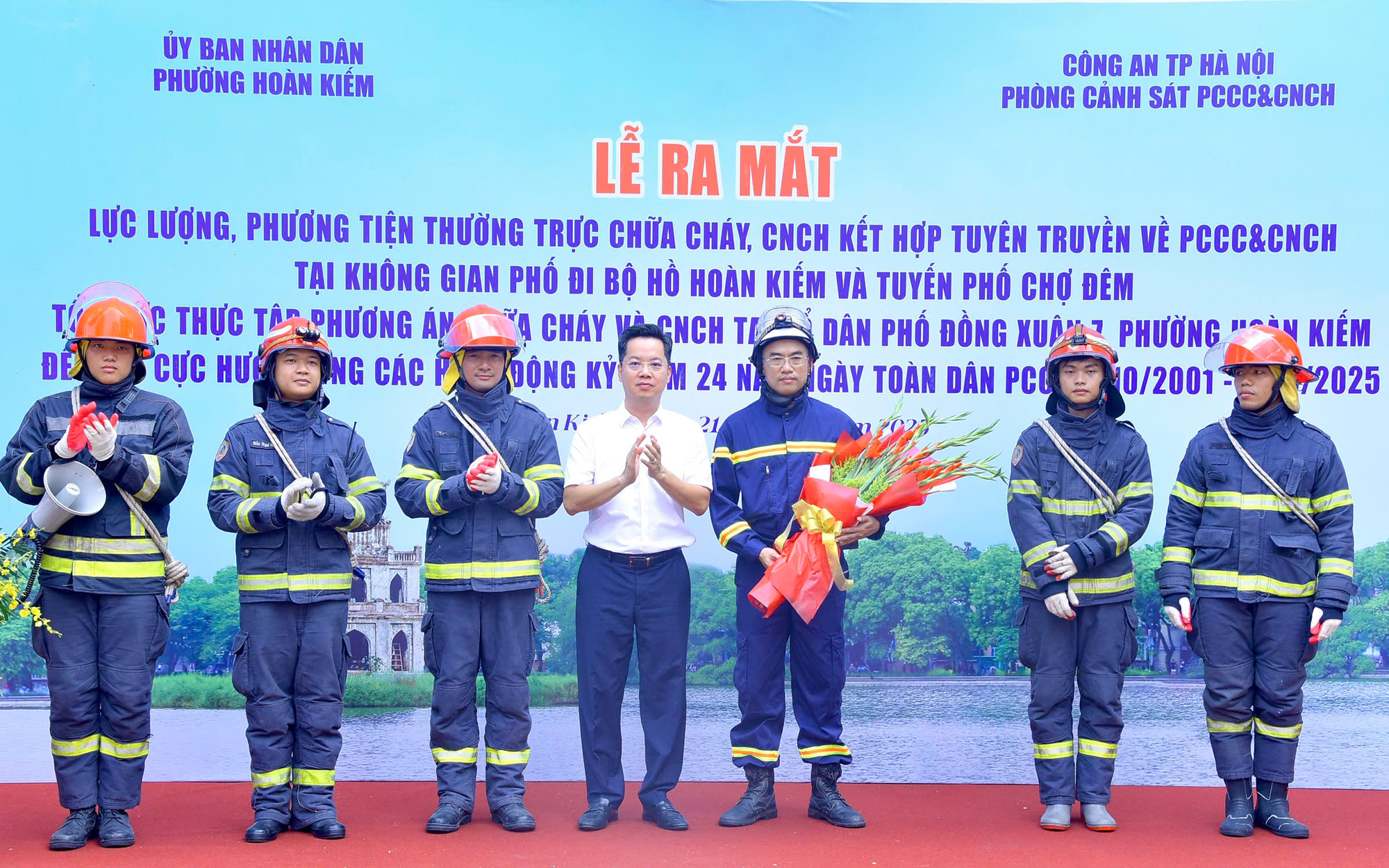 Lãnh đạo phường Hoàn Kiếm tặng hoa động viên lực lượng thường trực chữa cháy, CNCH tại không gian phố đi bộ hồ Hoàn Kiếm và tuyến phố chợ đêm