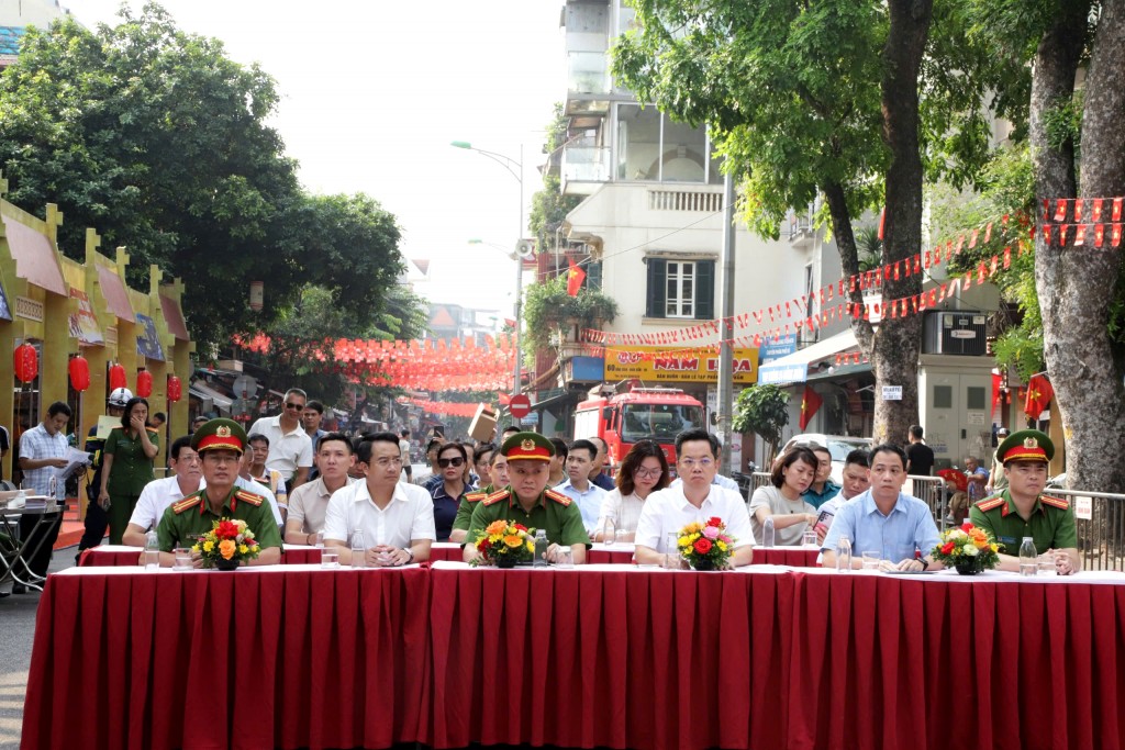 Ra mắt lực lượng thường trực chữa cháy tại phố đi bộ hồ Hoàn Kiếm và chợ đêm Đồng Xuân- Ảnh 2.