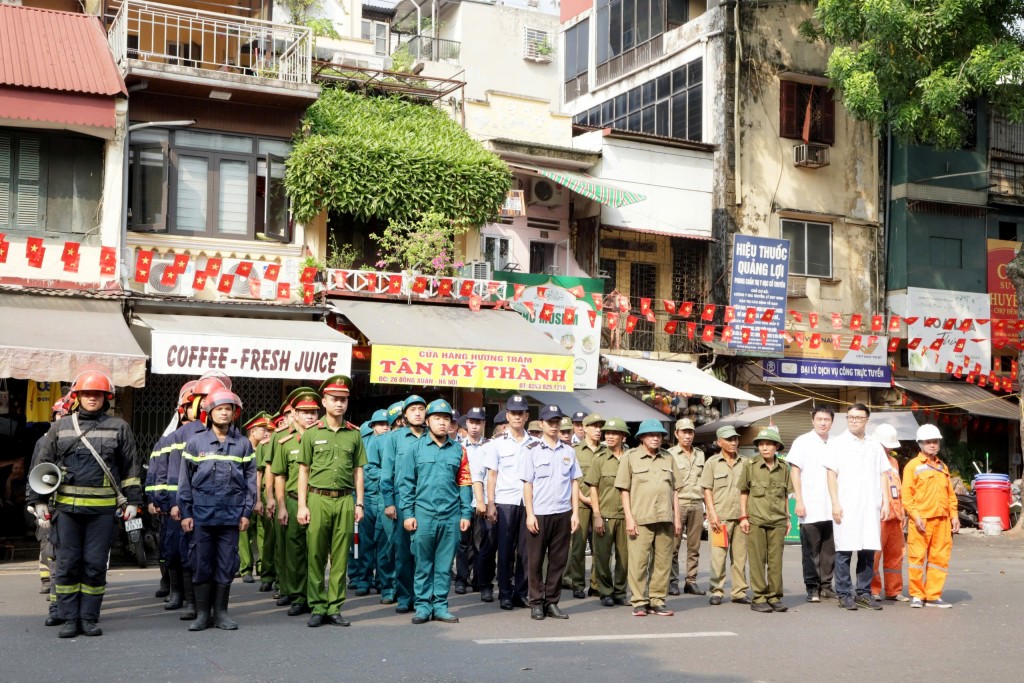 Ra mắt lực lượng thường trực chữa cháy tại phố đi bộ hồ Hoàn Kiếm và chợ đêm Đồng Xuân- Ảnh 4.