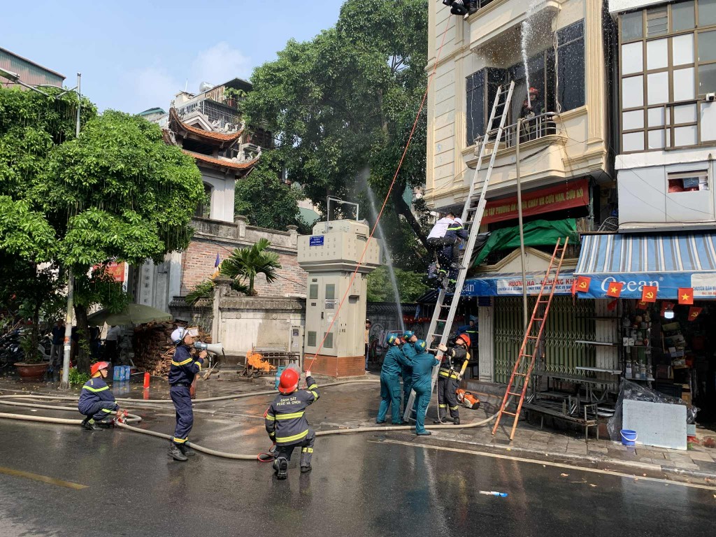 Ra mắt lực lượng thường trực chữa cháy tại phố đi bộ hồ Hoàn Kiếm và chợ đêm Đồng Xuân- Ảnh 15.