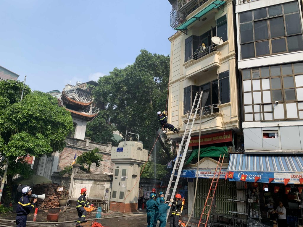 Ra mắt lực lượng thường trực chữa cháy tại phố đi bộ hồ Hoàn Kiếm và chợ đêm Đồng Xuân- Ảnh 11.