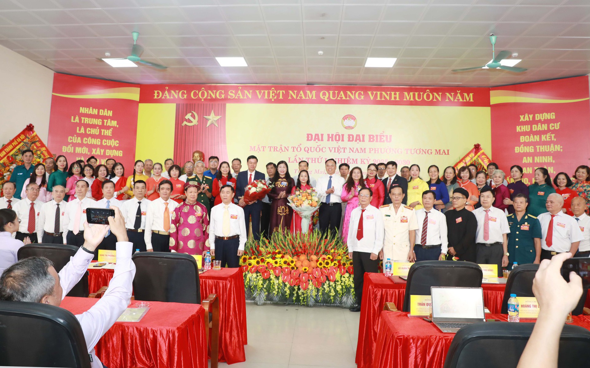 Các Ủy viên Ủy ban MTTQ Việt Nam phường Tương Mai khóa I, nhiệm kỳ 2025-2030 ra mắt Đại hội