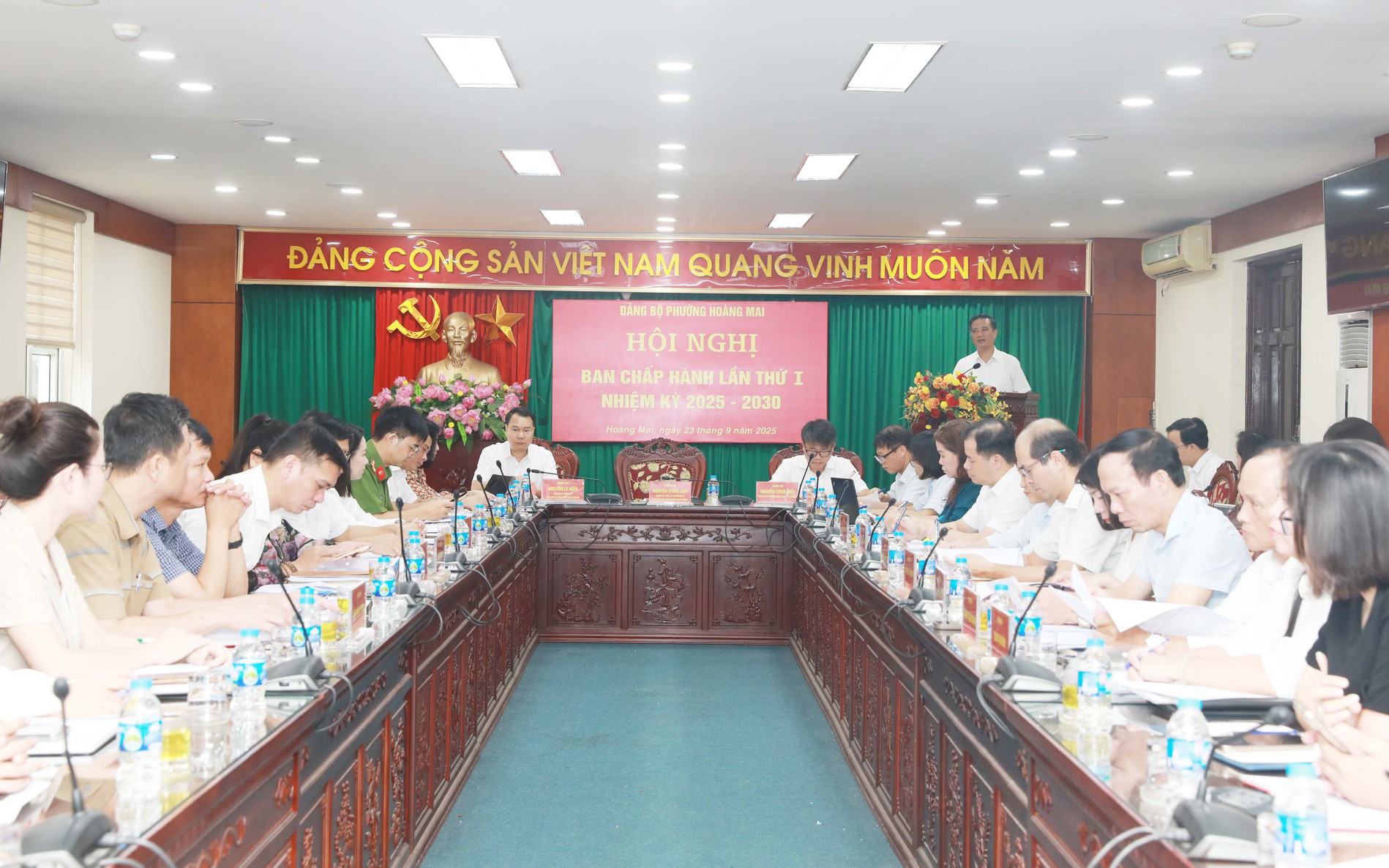 Các đại biểu dự hội nghị Ban Chấp hành Đảng bộ phường Hoàng Mai