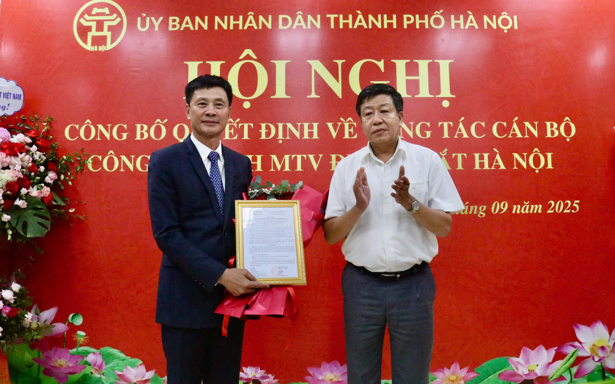 Phó Chủ tịch UBND thành phố Hà Nội Dương Đức Tuấn trao quyết định bổ nhiệm cho ông Lê Bằng An.