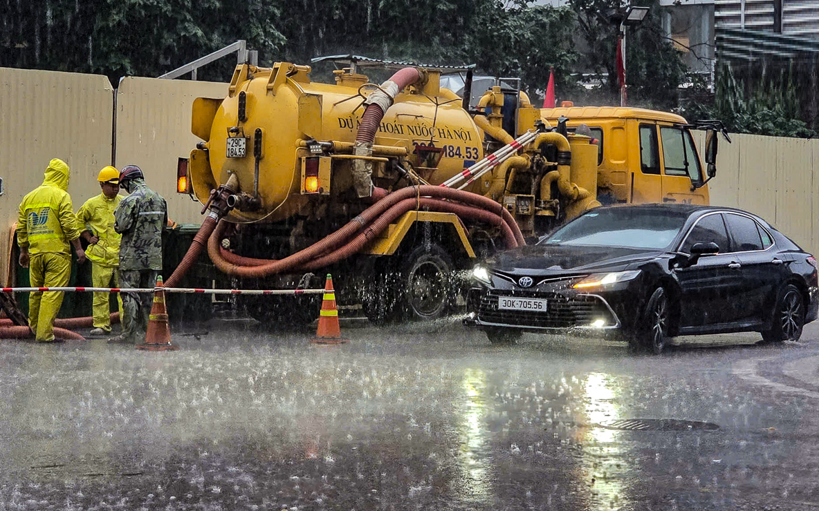 Công ty TNHH một thành viên Thoát nước Hà Nội đã bố trí nhân lực, phương tiện ứng trực, hạn chế úng ngập do ảnh hưởng của bão Ragasa.