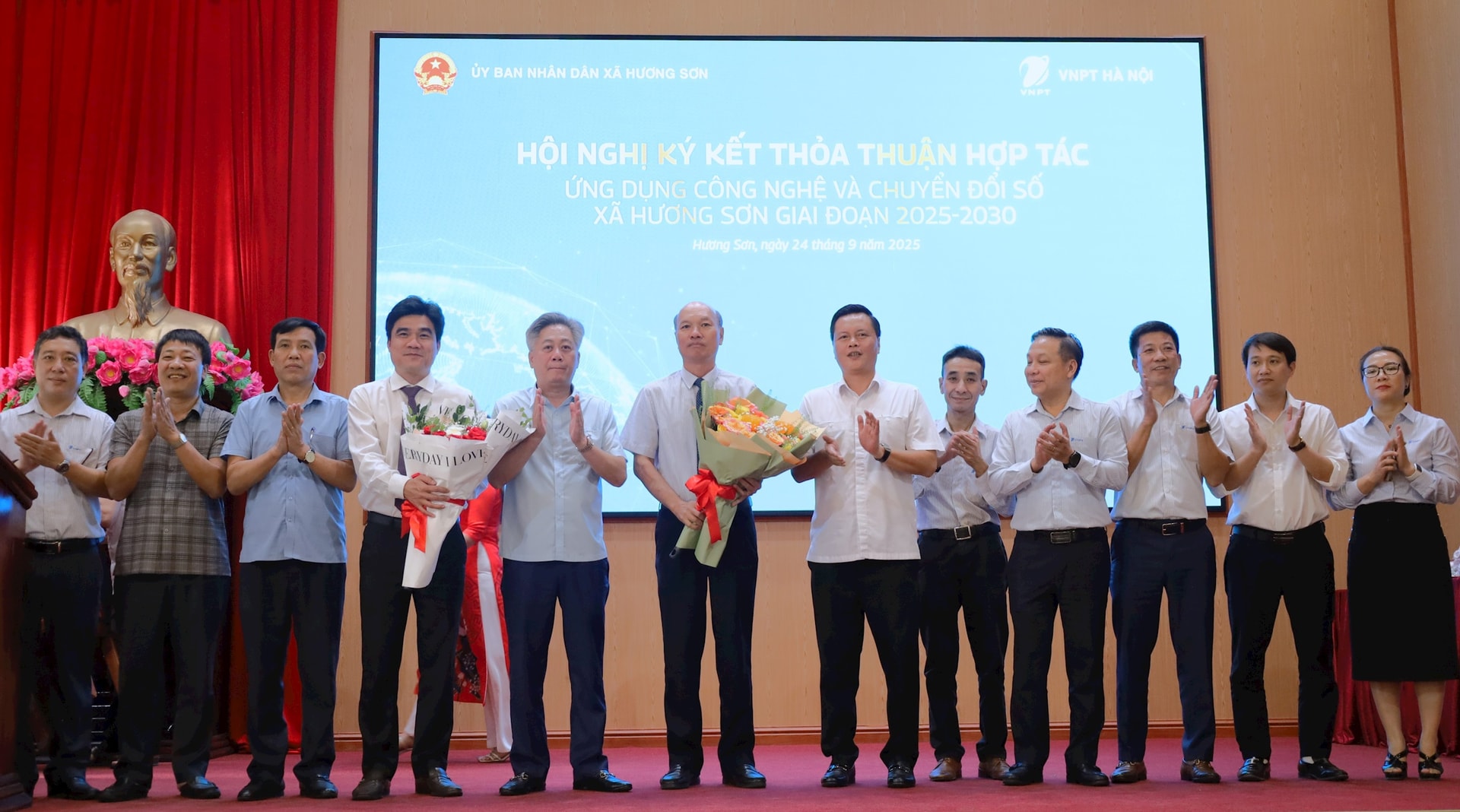 Xã Hương Sơn và VNPT Hà Nội ký kết thỏa thuận hợp tác ứng dụng công nghệ, chuyển đổi số- Ảnh 1.