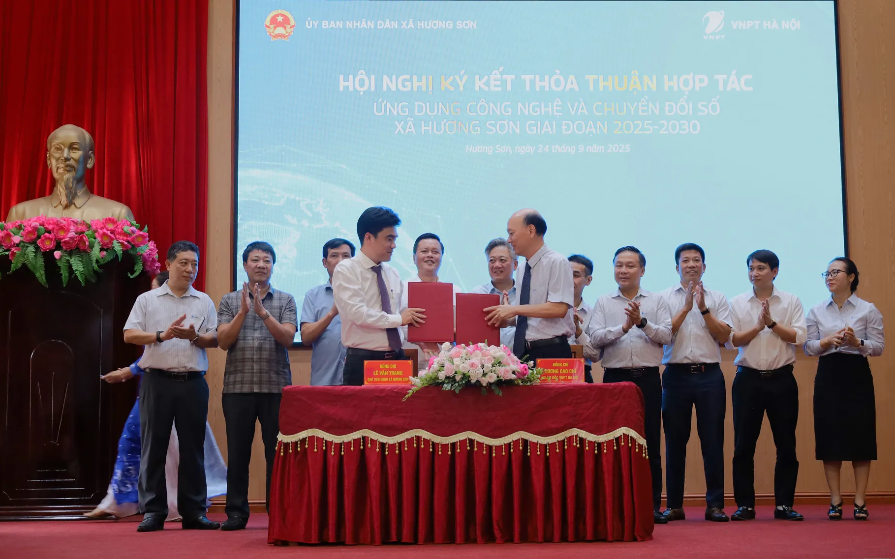 Chủ tịch UBND xã Hương Sơn Lê Văn Trang và Giám đốc VNPT Hà Nội Lương Cao Trí ký kết thỏa thuận hợp tác