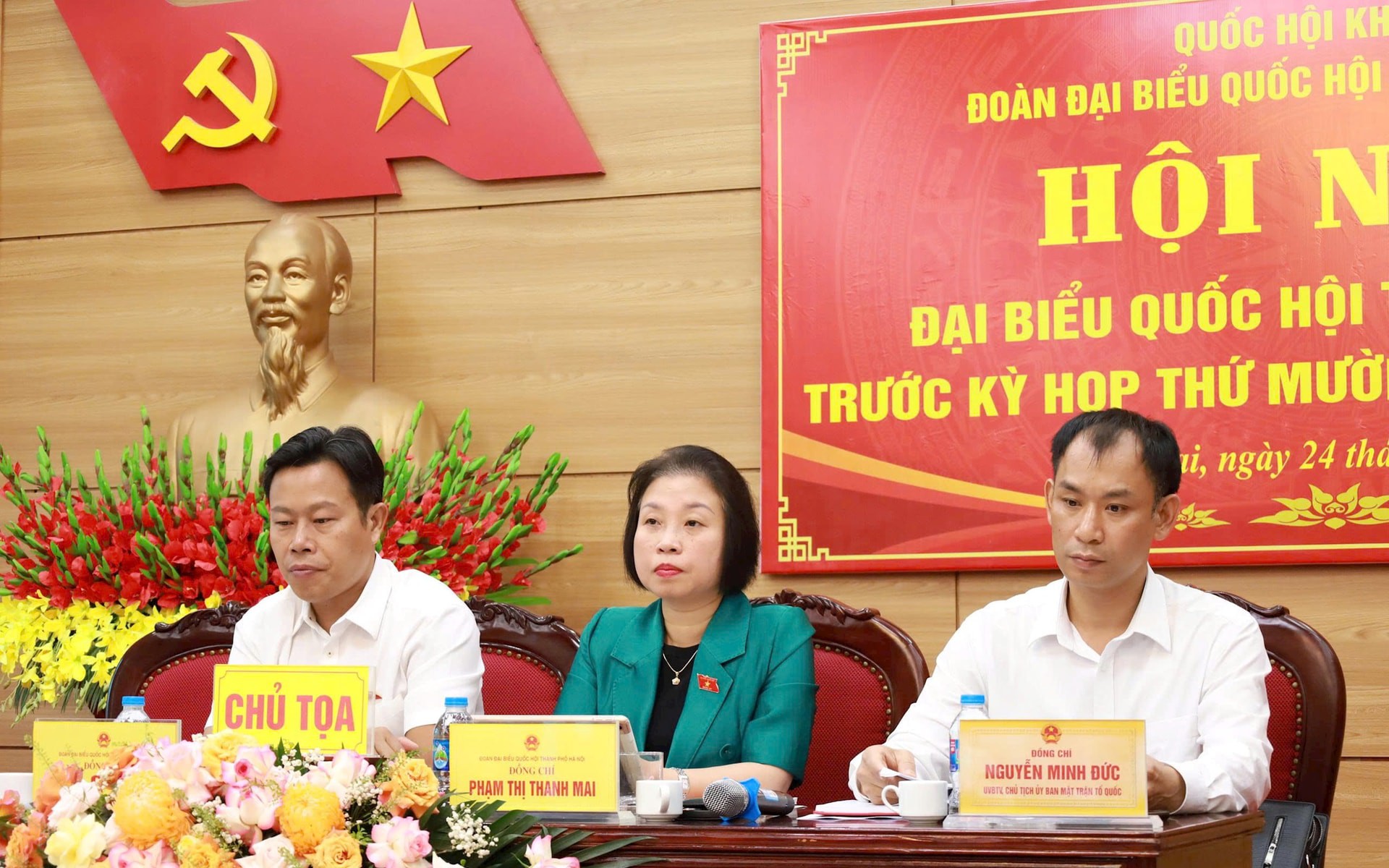 Chủ tọa Hội nghị tiếp nhận các ý kiến của cử tri