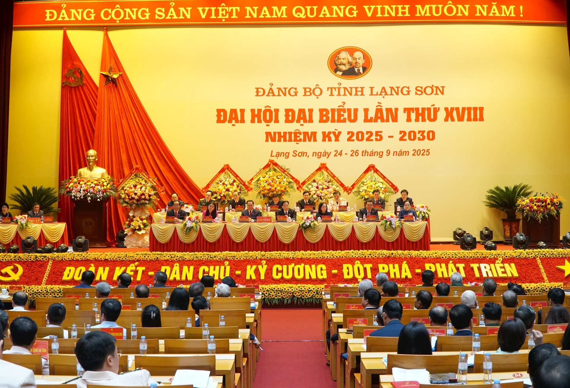 Ủy viên Bộ Chính trị, Bí thư Thành ủy Hà Nội Bùi Thị Minh Hoài: Xây dưng tỉnh Lạng Sơn trở thành một trong các cực tăng trưởng của vùng Trung du và miền núi Bắc Bộ- Ảnh 1.
