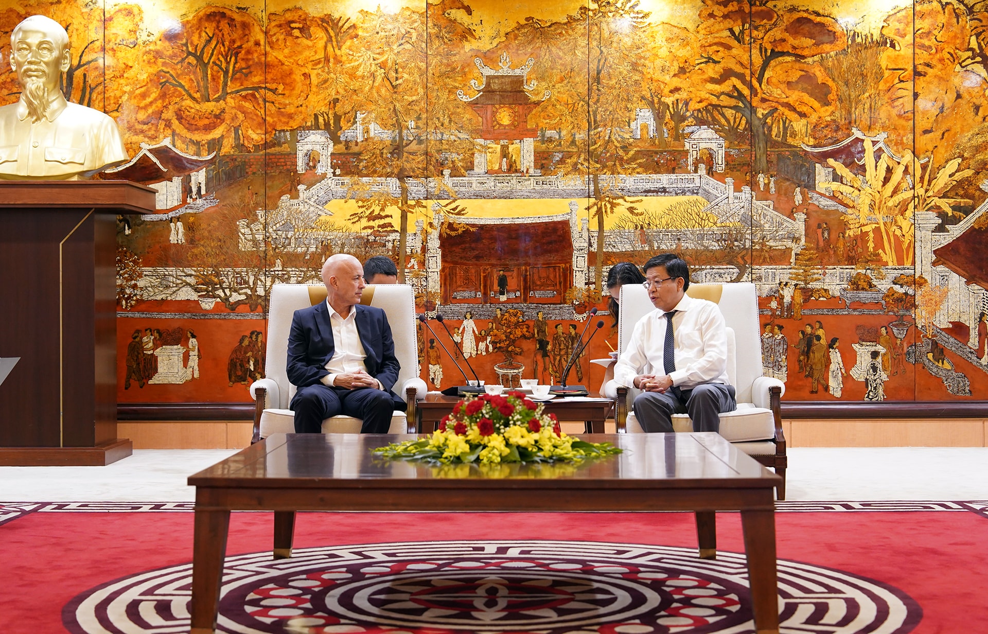 Phó Chủ tịch UBND Thành phố Dương Đức Tuấn tiếp và làm việc Đoàn đại biểu Ngân hàng Đầu tư cơ sở hạ tầng châu Á (AIIB)- Ảnh 1.