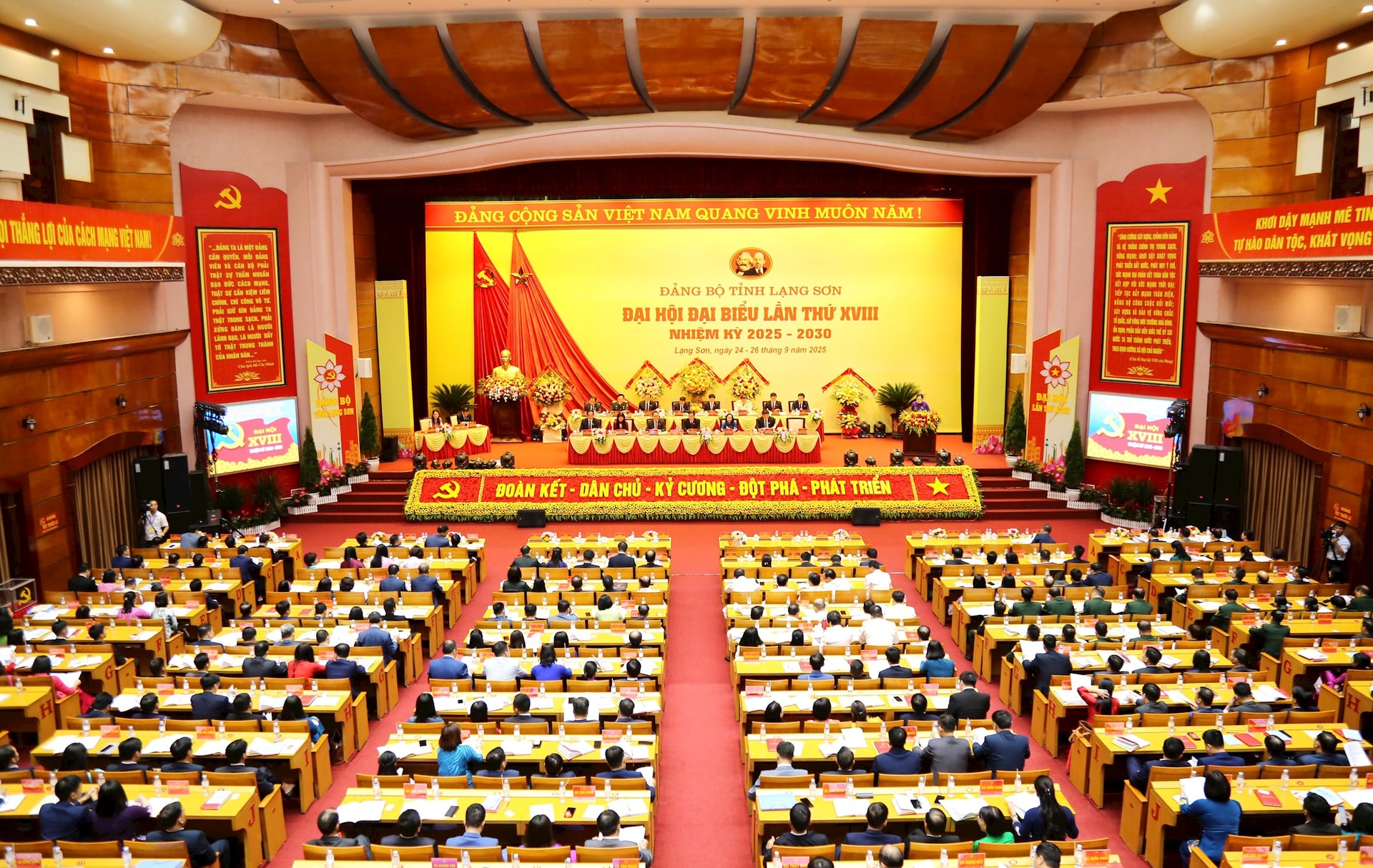 Ủy viên Bộ Chính trị, Bí thư Thành ủy Hà Nội Bùi Thị Minh Hoài: Xây dưng tỉnh Lạng Sơn trở thành một trong các cực tăng trưởng của vùng Trung du và miền núi Bắc Bộ- Ảnh 4.
