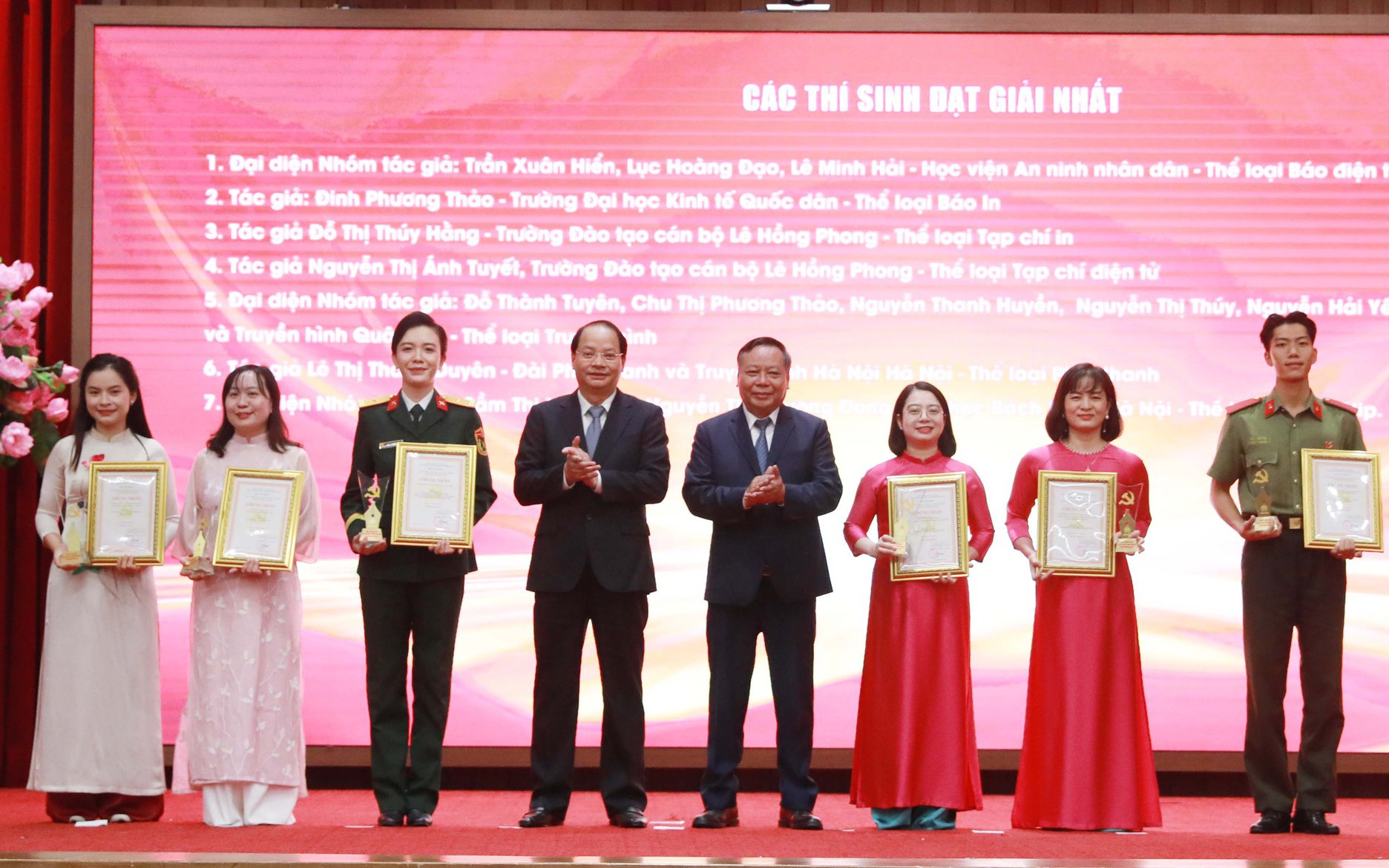 Phó Bí thư Thường trực Thành ủy Nguyễn Văn Phong, Trưởng ban Tuyên giáo và Dân vận Thành ủy Nguyễn Doãn Toản trao giải Nhất cho các tác giả, nhóm tác giả