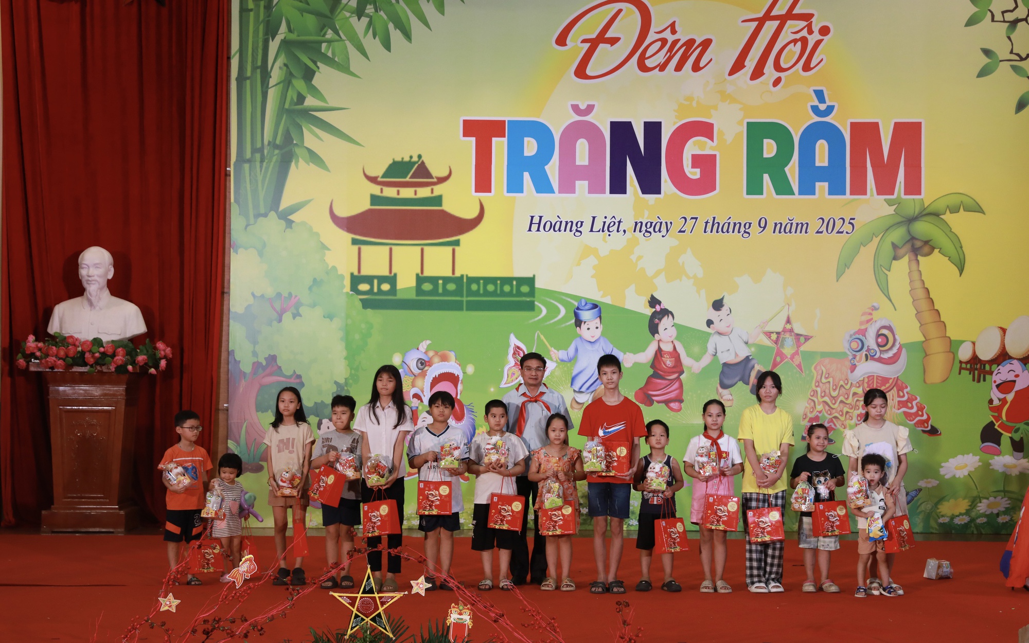 Bí thư Đảng ủy, Chủ tịch HĐNĐ phường Hoàng Liệt Nguyễn Trường Sơn trao quà cho các em hoàn cảnh khó khăn