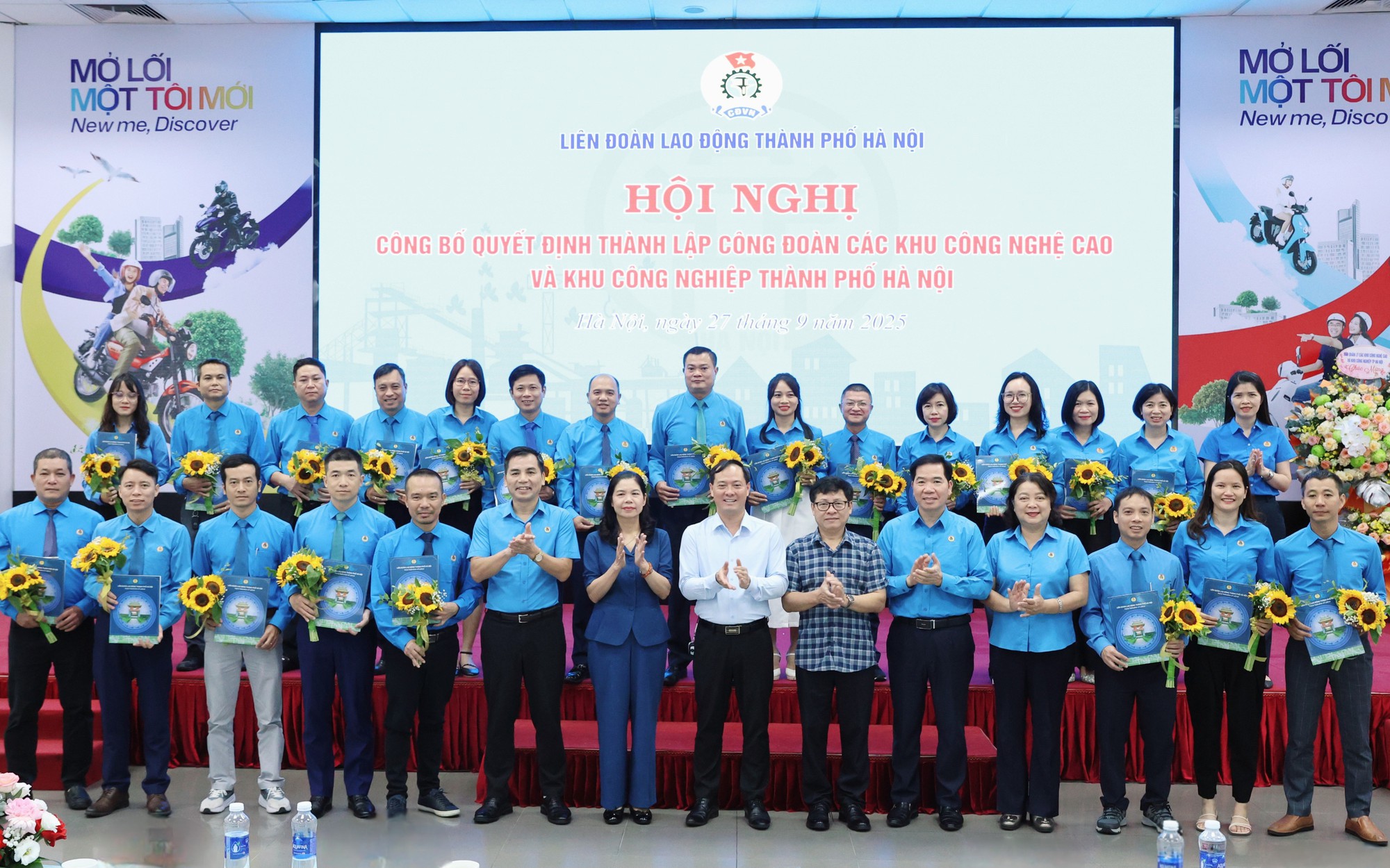 Các đồng chí lãnh đạo chụp ảnh cùng Ban Chấp hành Công đoàn các KCNC&KCN thành phố Hà Nội.