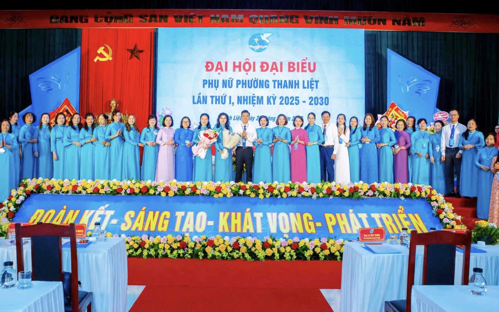 Các đại biểu tặng hoa chúc mừng Ban Chấp hành Hội Phụ nữ phường Hoàng Liệt, nhiệm kỳ 2025-2030