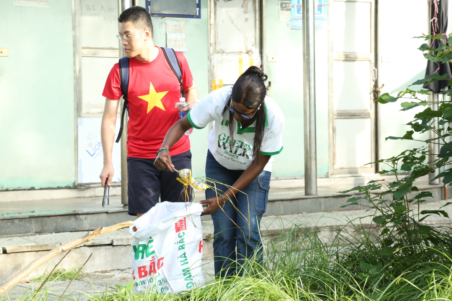 Hơn 300 tình nguyện viên quốc tế và người dân Thủ đô ra quân “Ngày Chủ nhật Xanh”- Ảnh 3.