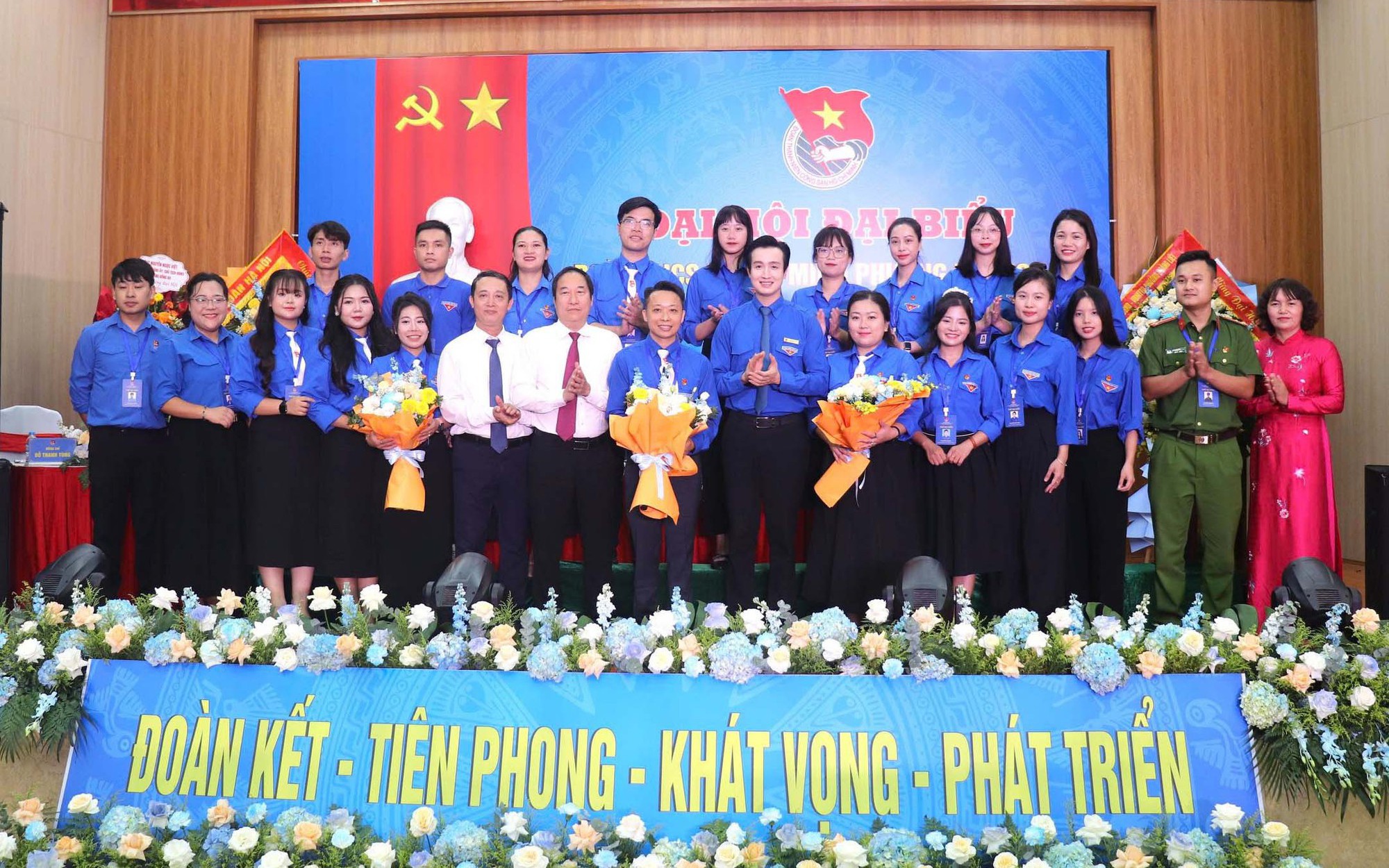 Các đại biểu tặng hoa chúc mừng Ban Chấp hành khóa mới