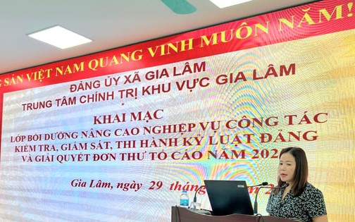 Phó Bí thư Thường trực Đảng ủy xã Gia Lâm Phùng Thị Hoài Hương phát biểu tại lễ khai mạc