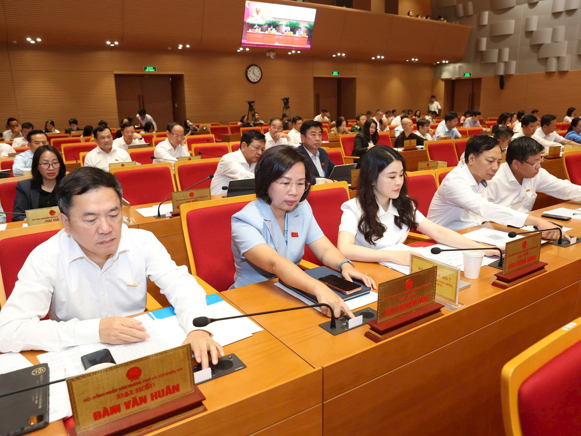 Hà Nội hỗ trợ 70% lãi suất vay vốn đầu tư xe buýt điện- Ảnh 1.