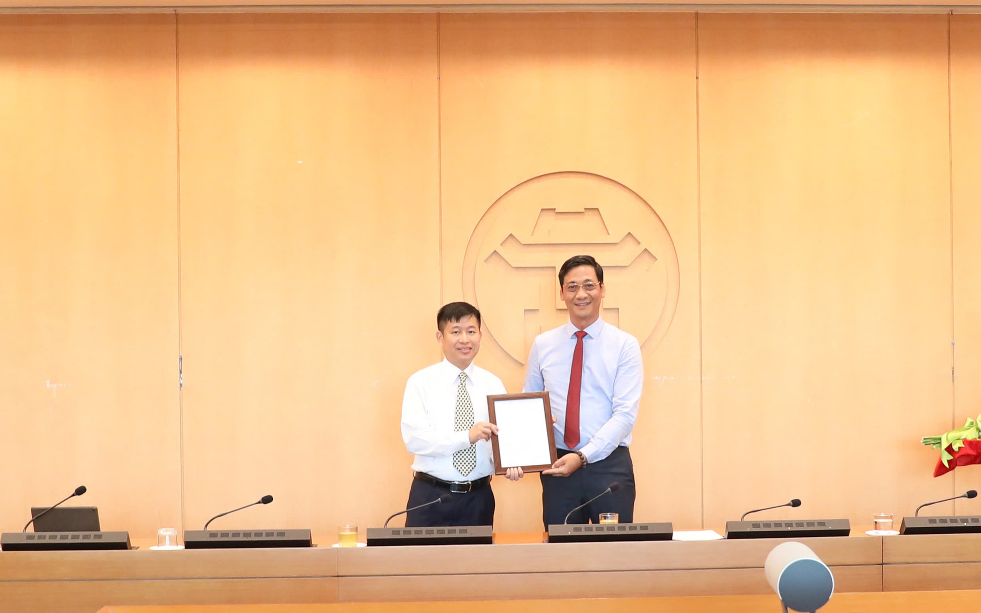 Chánh Văn phòng UBND Thành phố Lê Thanh Nam trao quyết định chúc mừng đồng chí Trần Chí Công