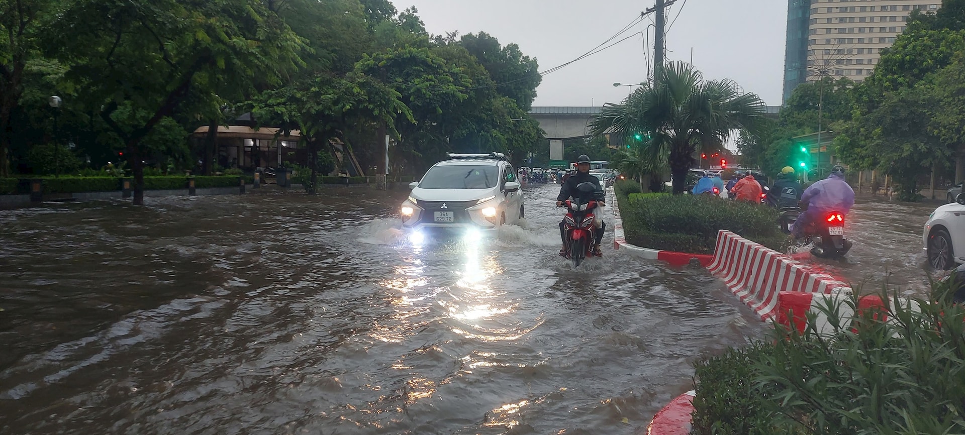 Hà Nội mưa lớn, ngập lụt toàn Thành phố- Ảnh 1.