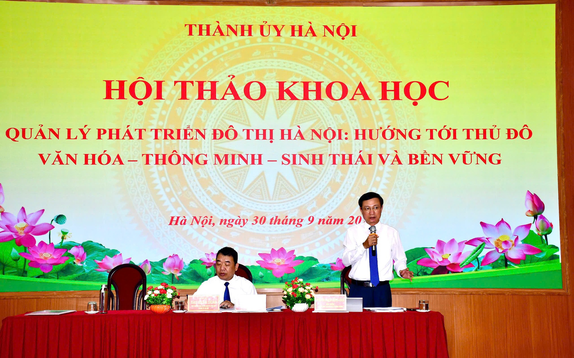 Phó Trưởng ban Tuyên giáo và Dân vận Thành ủy Hà Nội Đào Xuân Dũng cùng PGS.TS Phạm Minh Anh - Hiệu trưởng Trường Đào tạo cán bộ Lê Hồng Phong đồng chủ trì Hội thảo. 