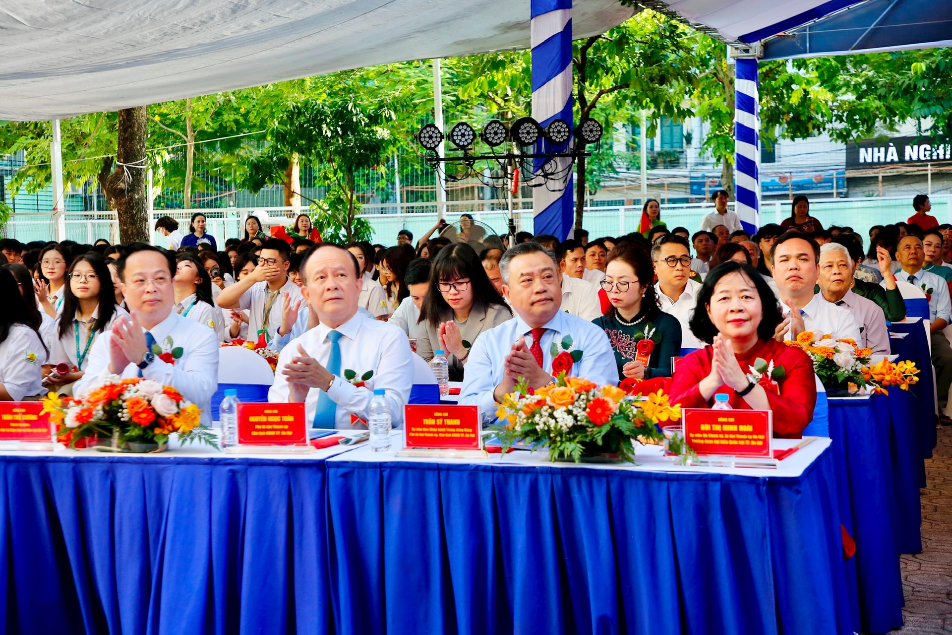 Lãnh đạo thành phố Hà Nội chúc mừng ngành Giáo dục Thủ đô nhân dịp năm học mới 2025-2026- Ảnh 1.
