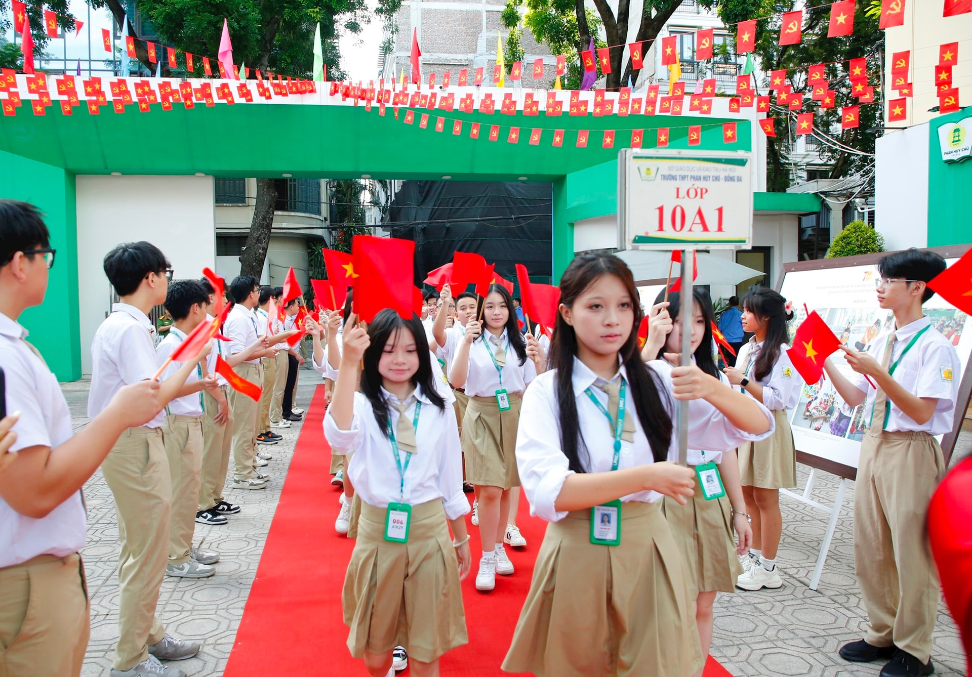 Lãnh đạo thành phố Hà Nội chúc mừng ngành Giáo dục Thủ đô nhân dịp năm học mới 2025-2026- Ảnh 7.