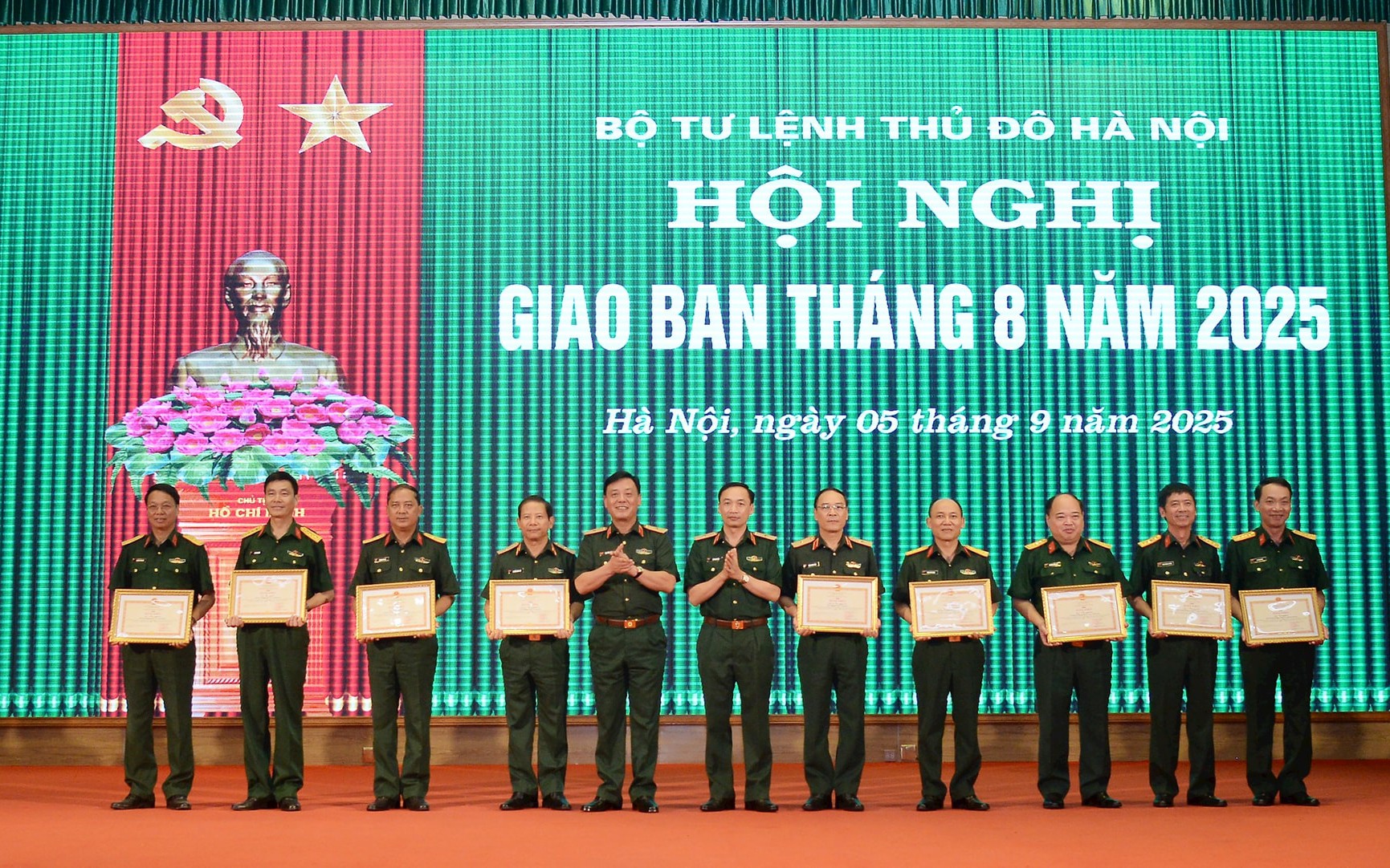 Bộ Tư lệnh Thủ đô Hà Nội trao bằng khen cho 14 tập thể, 60 cá nhân tiêu biểu trong thực hiện nhiệm vụ A80