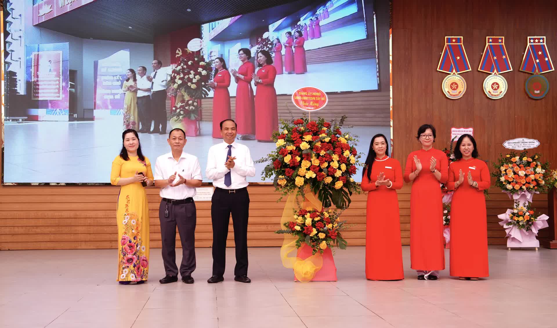 Học sinh phường Tây Hồ rộn ràng ngày tựu trường- Ảnh 2.