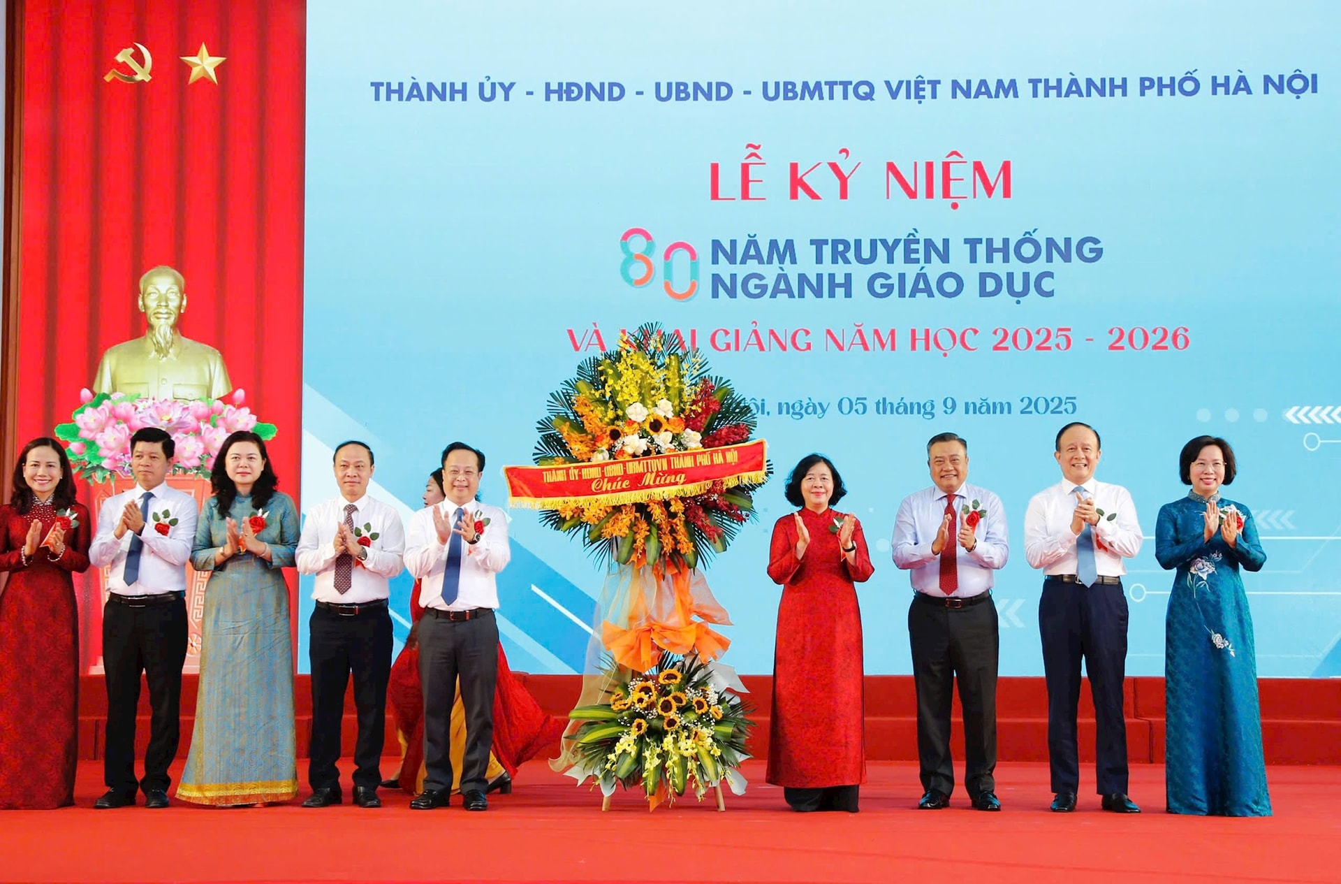 Lãnh đạo thành phố Hà Nội chúc mừng ngành Giáo dục Thủ đô nhân dịp năm học mới 2025-2026- Ảnh 3.