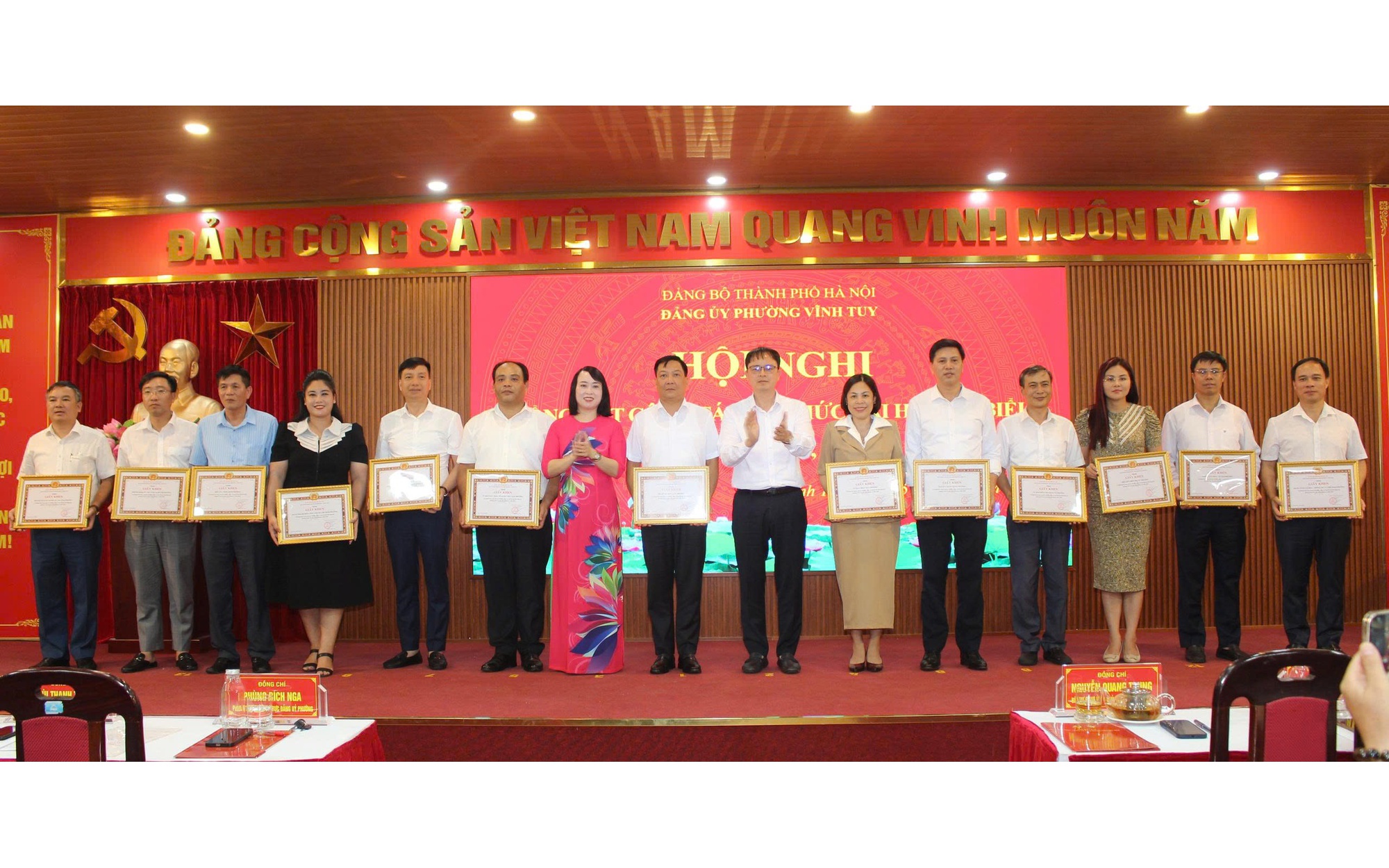 Lãnh đạo phường Vĩnh Tuy trao Giấy khen tặng các tập thể