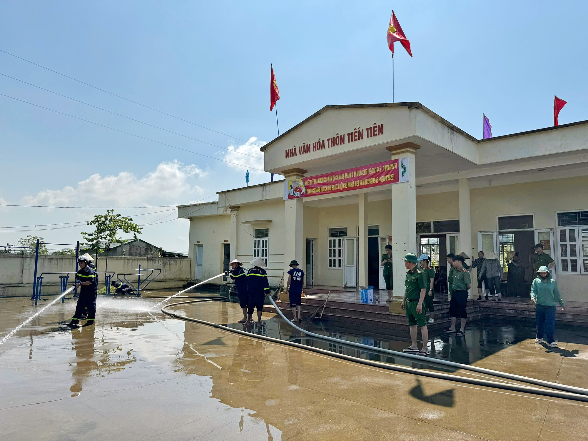 Xã Xuân Mai khẩn trương tổng vệ sinh môi trường sau úng ngập- Ảnh 6.