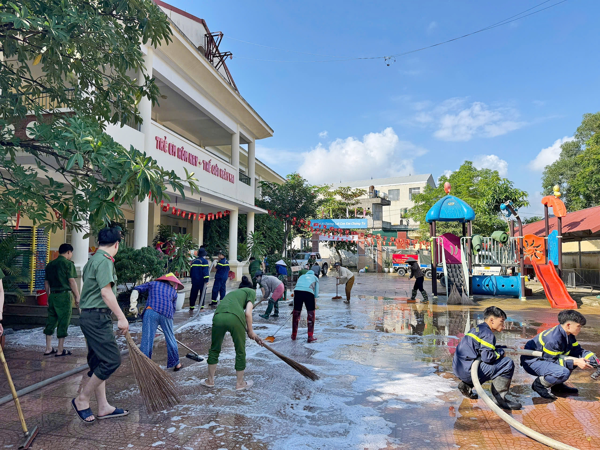 Xã Xuân Mai khẩn trương tổng vệ sinh môi trường sau úng ngập- Ảnh 7.