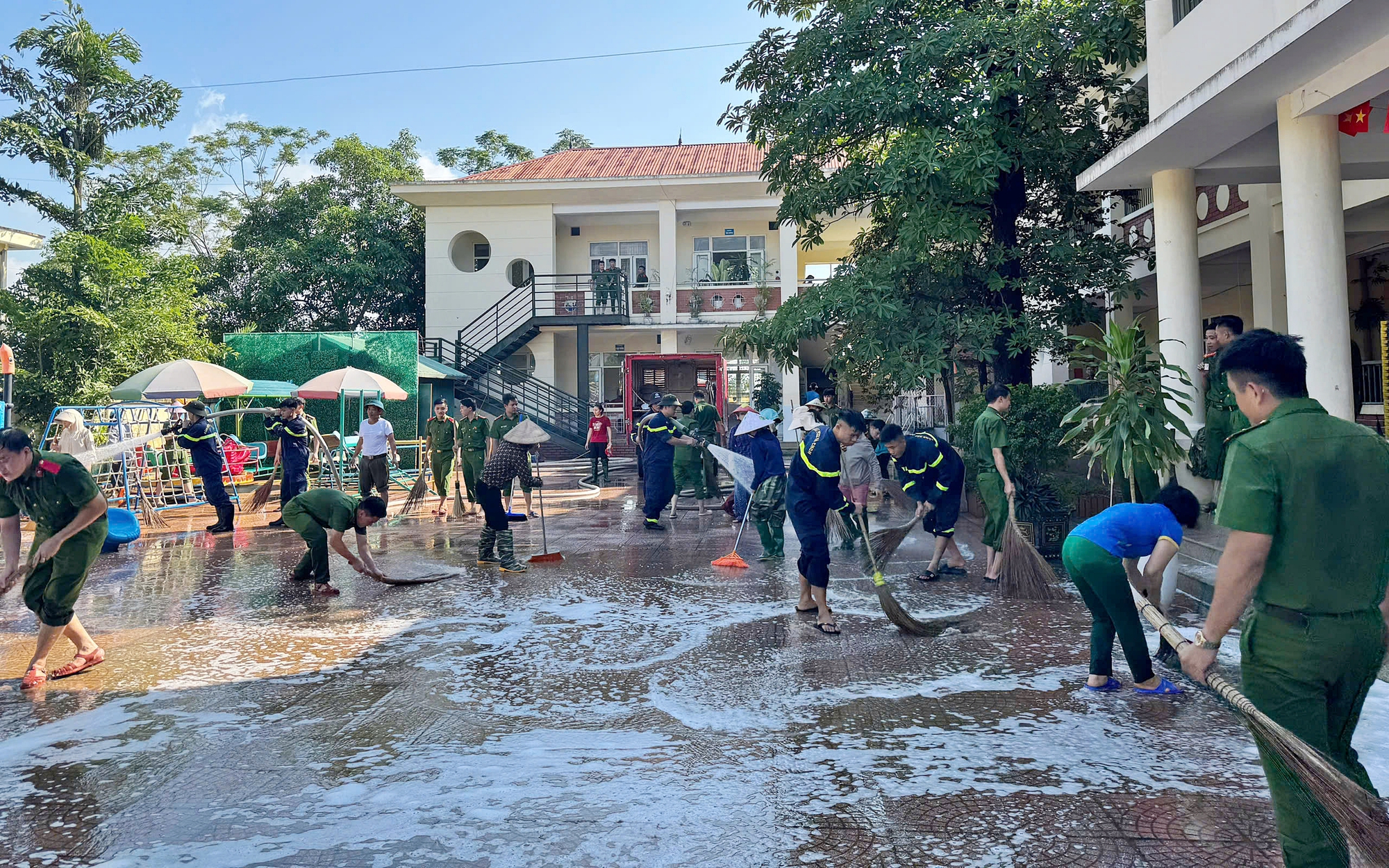 Các lực lượng hỗ trợ xã Xuân Mai vệ sinh môi trường