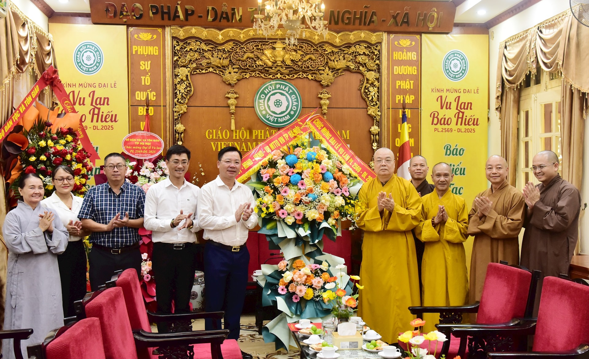 Lãnh đạo Sở Dân tộc và Tôn giáo Thành phố thăm hỏi, chúc mừng các chùa nhân dịp Lễ Vu Lan- Ảnh 1.