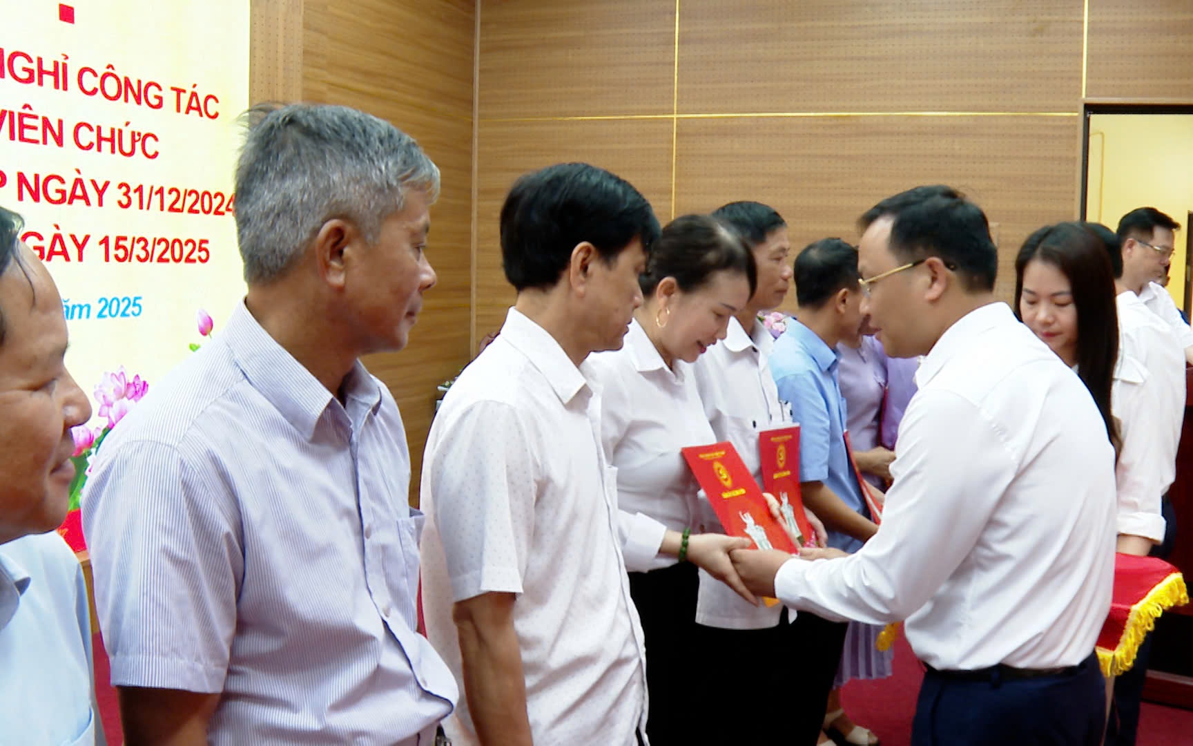 Xã Ứng Hòa công bố, trao quyết định nghỉ việc theo quy định của Chính phủ 