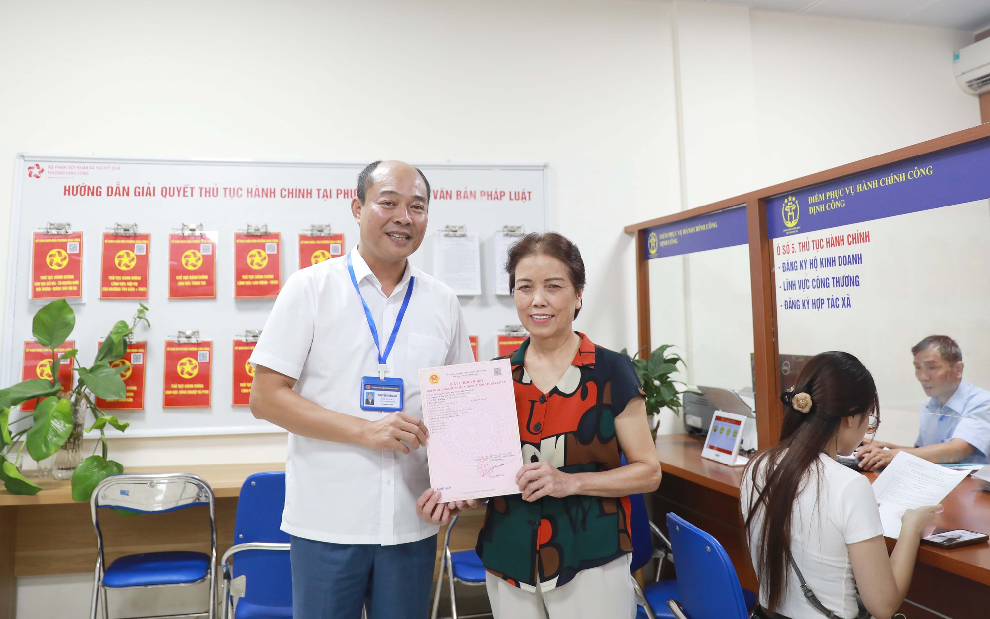 Chủ tịch UBND phường Định Công Nguyễn Tuấn Anh trao giấy chứng nhận quyền sử dụng đất cho gia đình ông Nguyễn Xuân Hảo - bà Đỗ Thị Hằng.