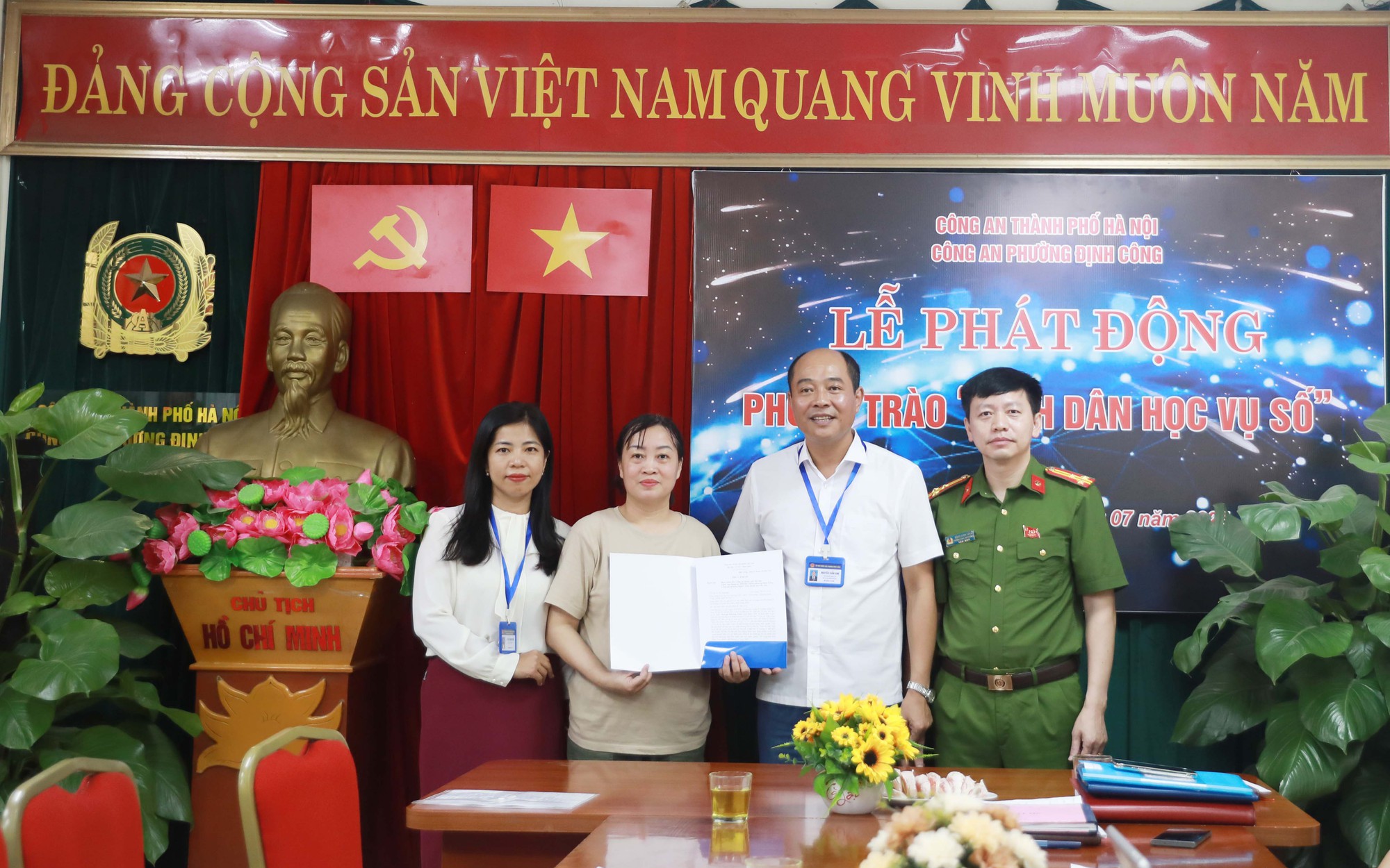 Gia đình bà L.T.H trao thư Cảm ơn Công an phường Định Công
