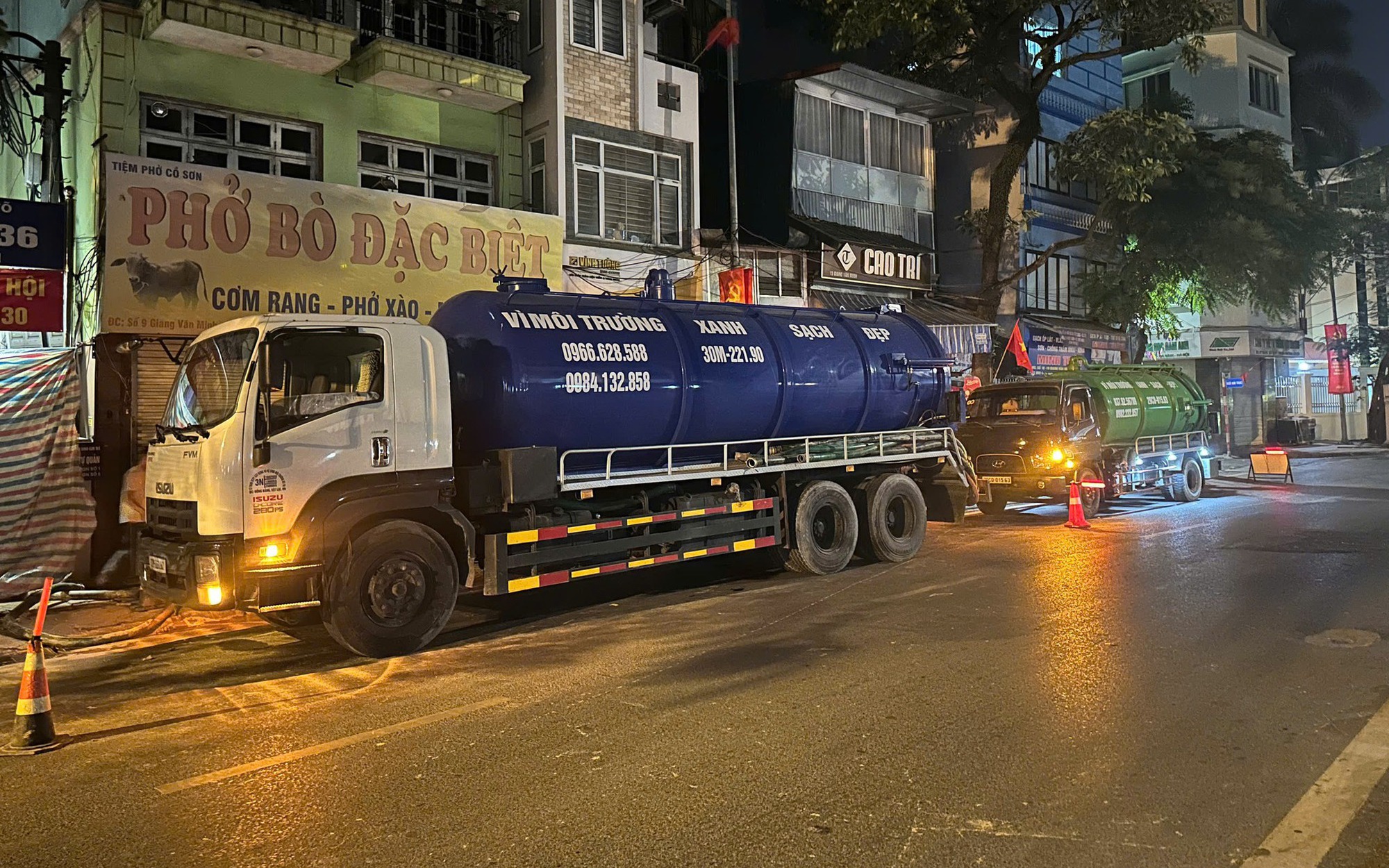 Công tác thu gom, vệ sinh hiện trường được triển khai khẩn trương nhằm bảo đảm môi trường sạch sẽ, an toàn cho người dân.