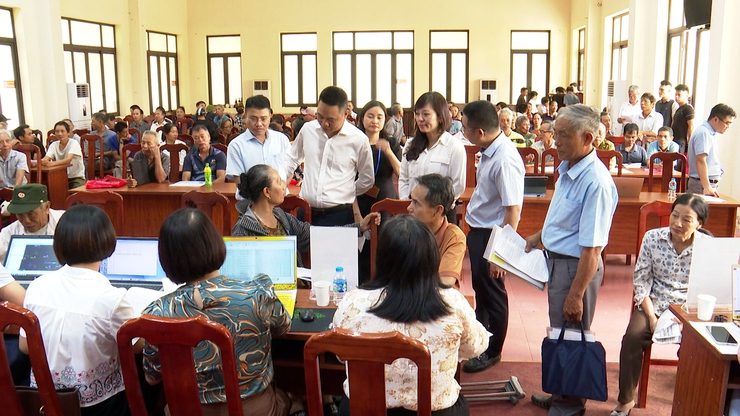 Phú Xuyên hỗ trợ lưu động cấp “sổ đỏ”, hướng dẫn chuyển đổi số thủ tục đất đai- Ảnh 1.